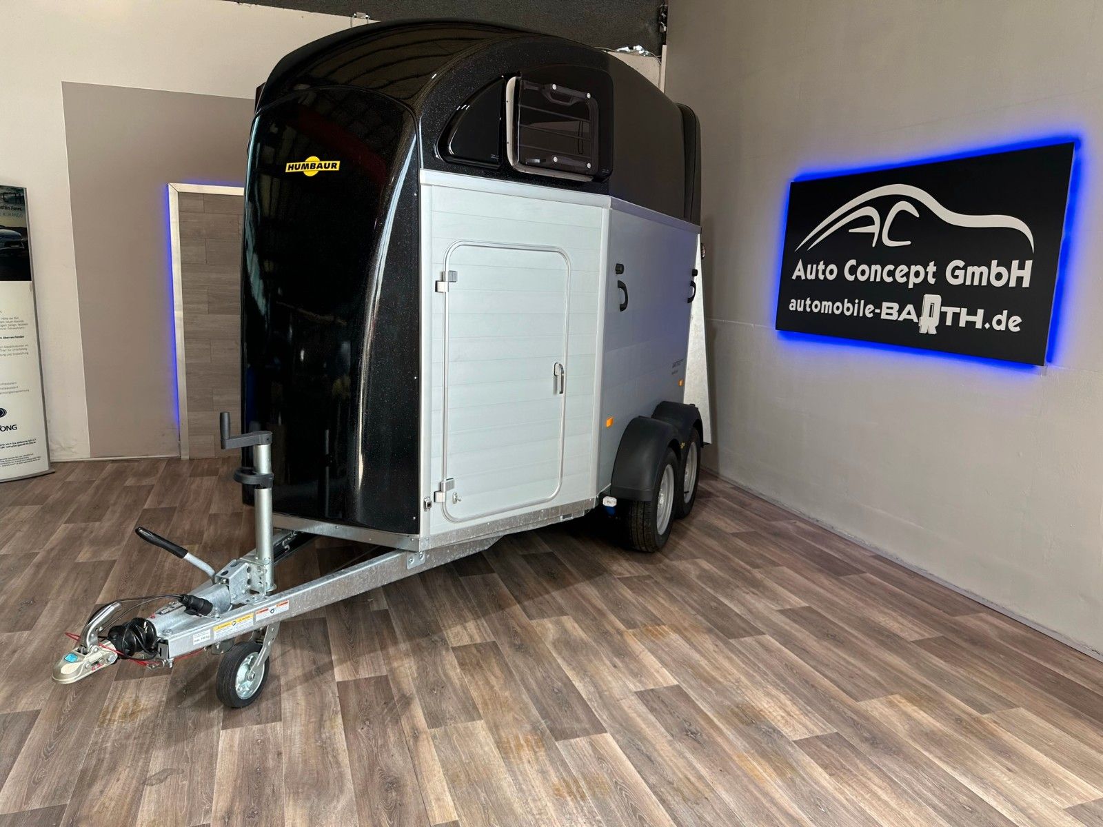Fahrzeugabbildung Humbaur Xanthos Aero 2400 Black metallic --Lagerwagen--