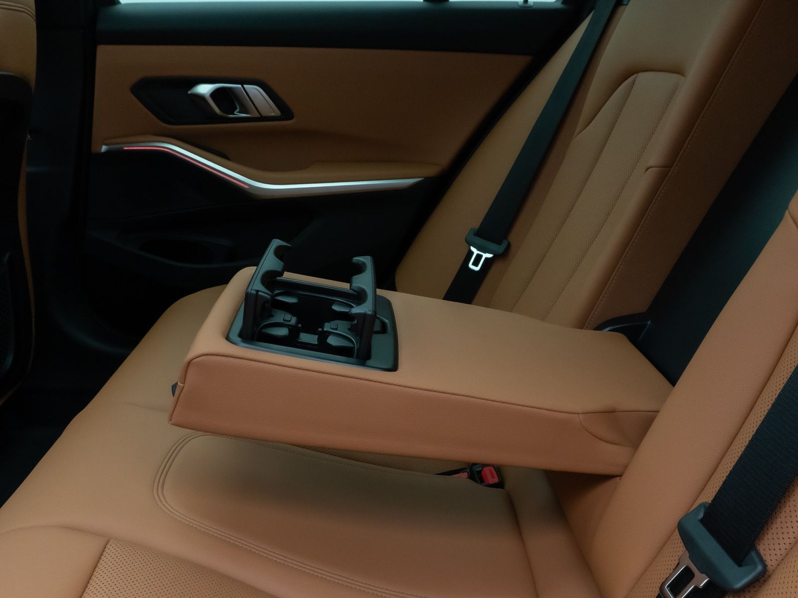 Fahrzeugabbildung BMW 330i xD M Sport Panorama Kamera HUD HiFi Komfort