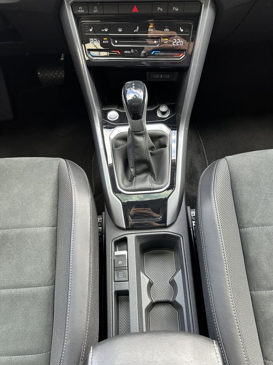 Fahrzeugabbildung Volkswagen T-Roc Sport 1.5 TSI DSG NAV+LED+PANO+18ZO+BEATS