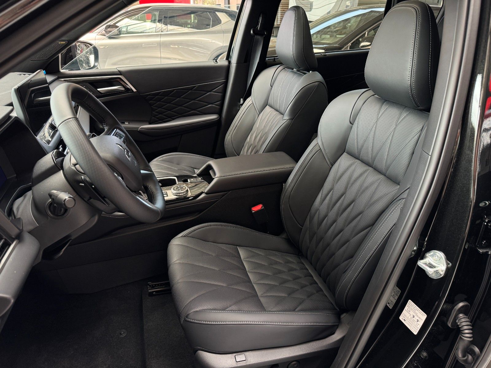 Fahrzeugabbildung Mitsubishi Outlander 2.4PLUG-IN HYBRID 4WD BLACK
