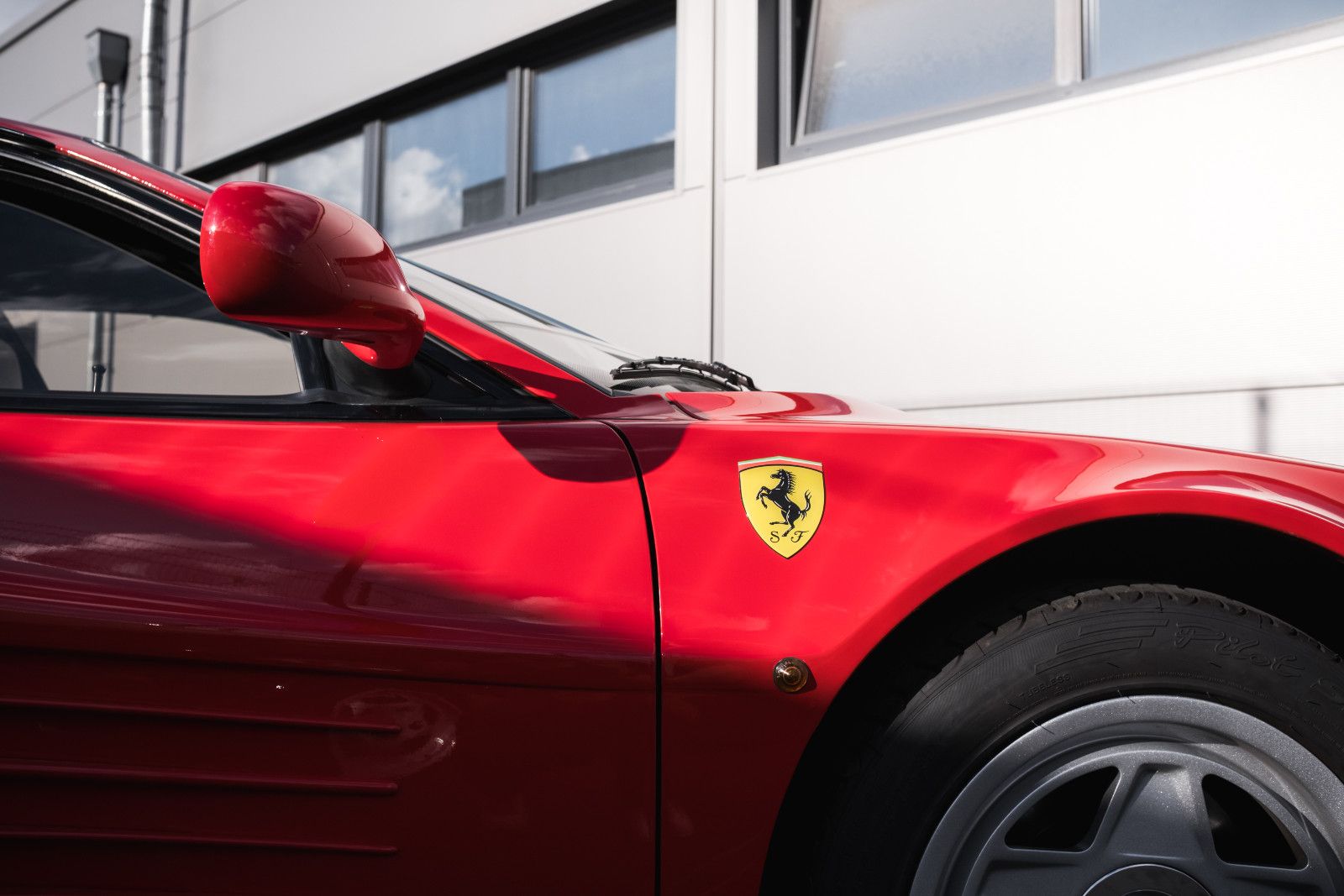Fahrzeugabbildung Ferrari Testarossa - 2. Hd.- wenig KM - dt. Auto - TOP!
