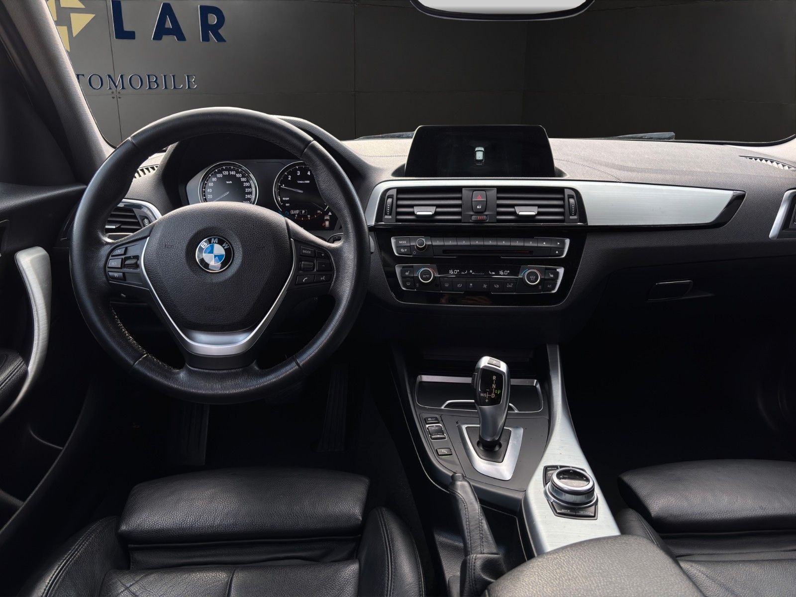 Fahrzeugabbildung BMW 118i Sport Line *Leder*Navi*Dig.Cock*LED*