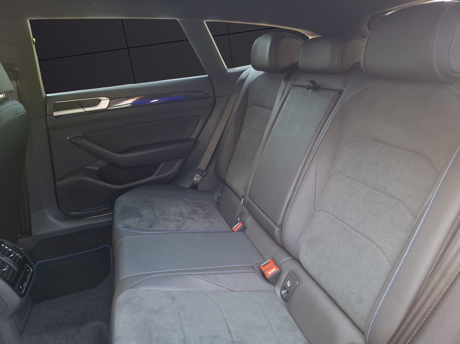 Fahrzeugabbildung Volkswagen Arteon SB R 4M  DSG LED AHK Navi AID ACC RFK 20"