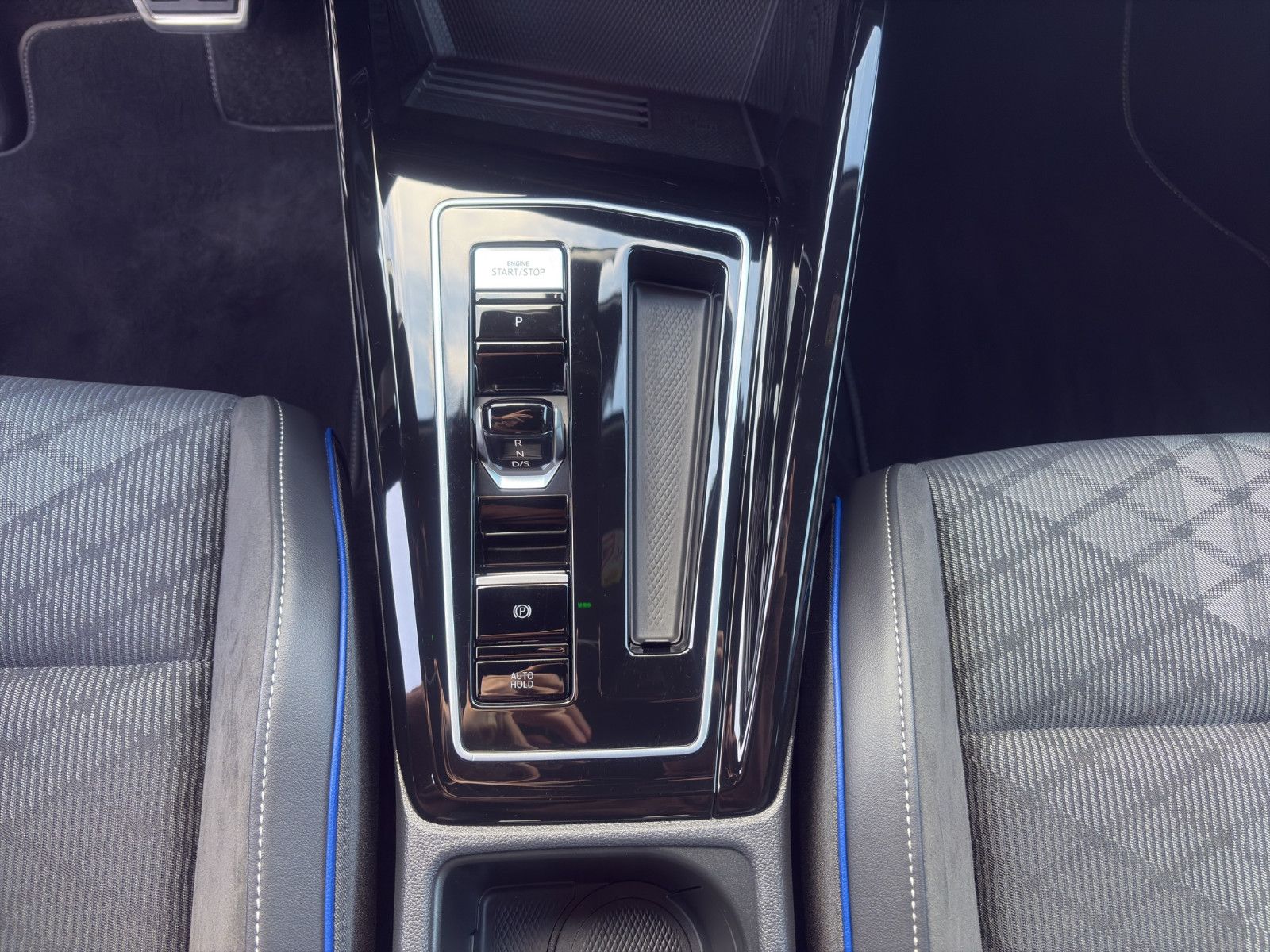 Fahrzeugabbildung Volkswagen Golf VIII R-Line/ACC/Navi/Ambiente/Apple CarPlay