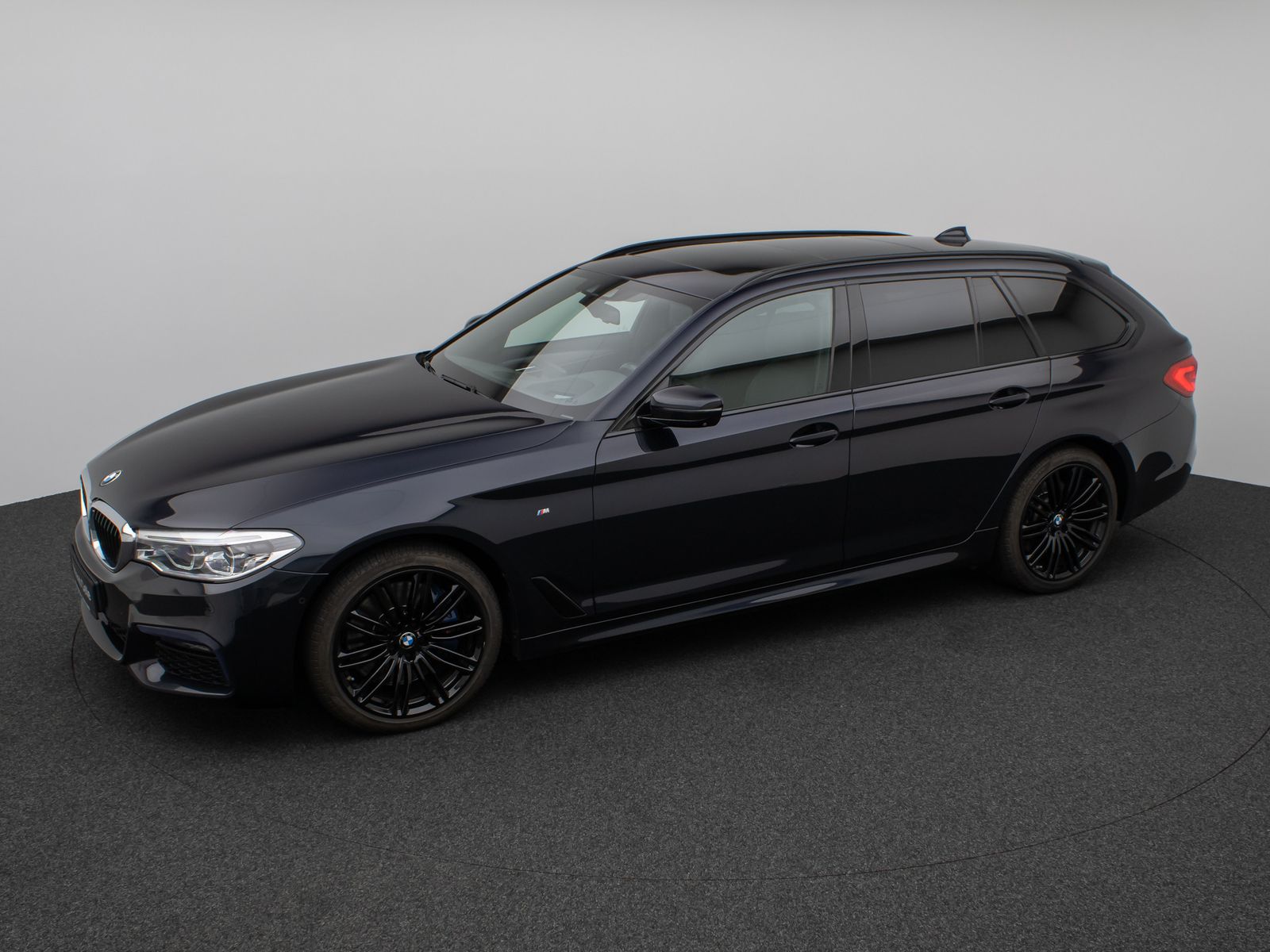 Fahrzeugabbildung BMW 540d xD M Sport Panorama 360°HUD SoftCl Massage