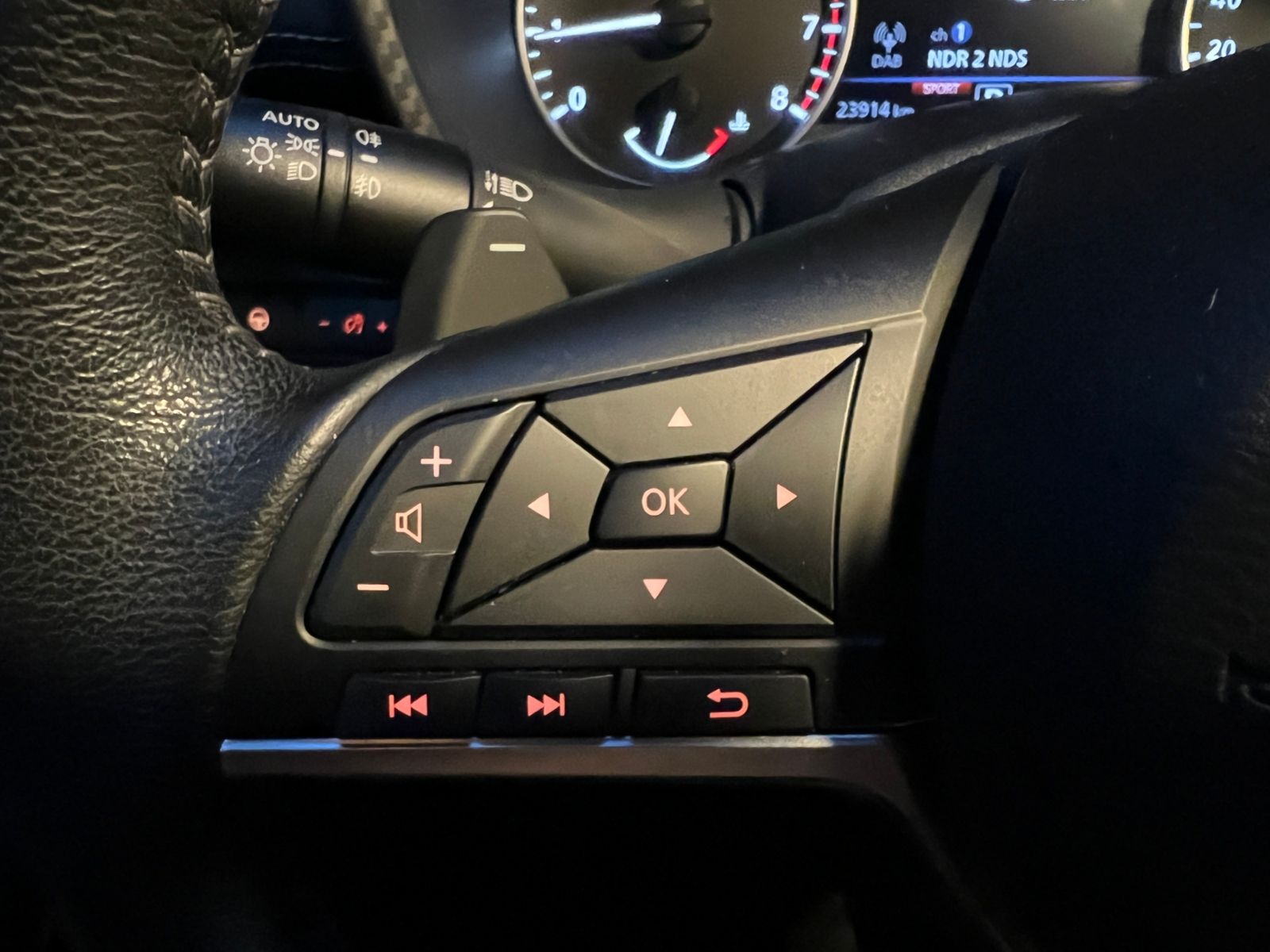 Fahrzeugabbildung Nissan Juke Tekna 1.0 DIG-T Automatik *BOSE, LED, 19" L