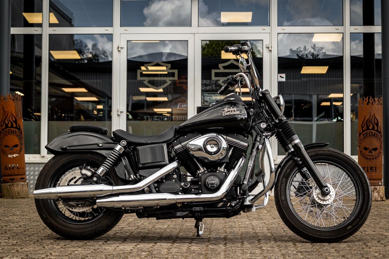 Fahrzeugabbildung Harley-Davidson DYNA STREET BOB FXDB 103 - Vorverlegte Fußrasten
