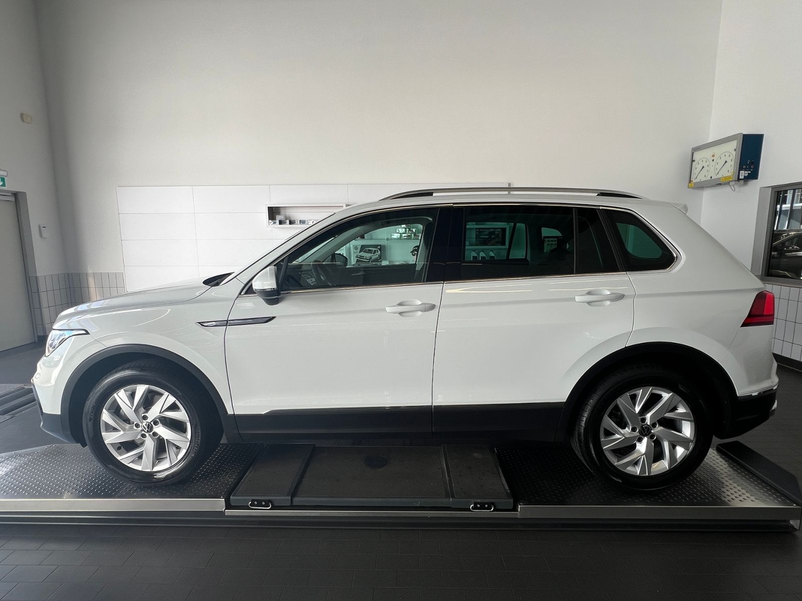 Fahrzeugabbildung Volkswagen Tiguan Elegance 2.0 TSI DSG 4MOTION *AHK, Matrix