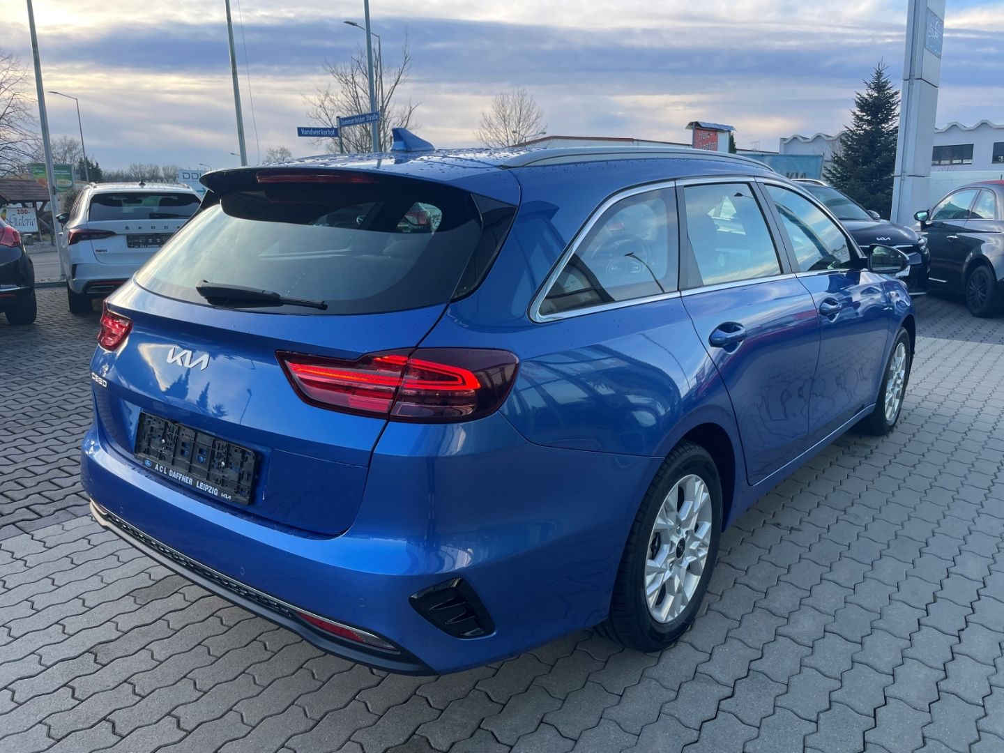 Fahrzeugabbildung Kia Ceed_sw Vision Kamera PDC VerkehrszeichERK