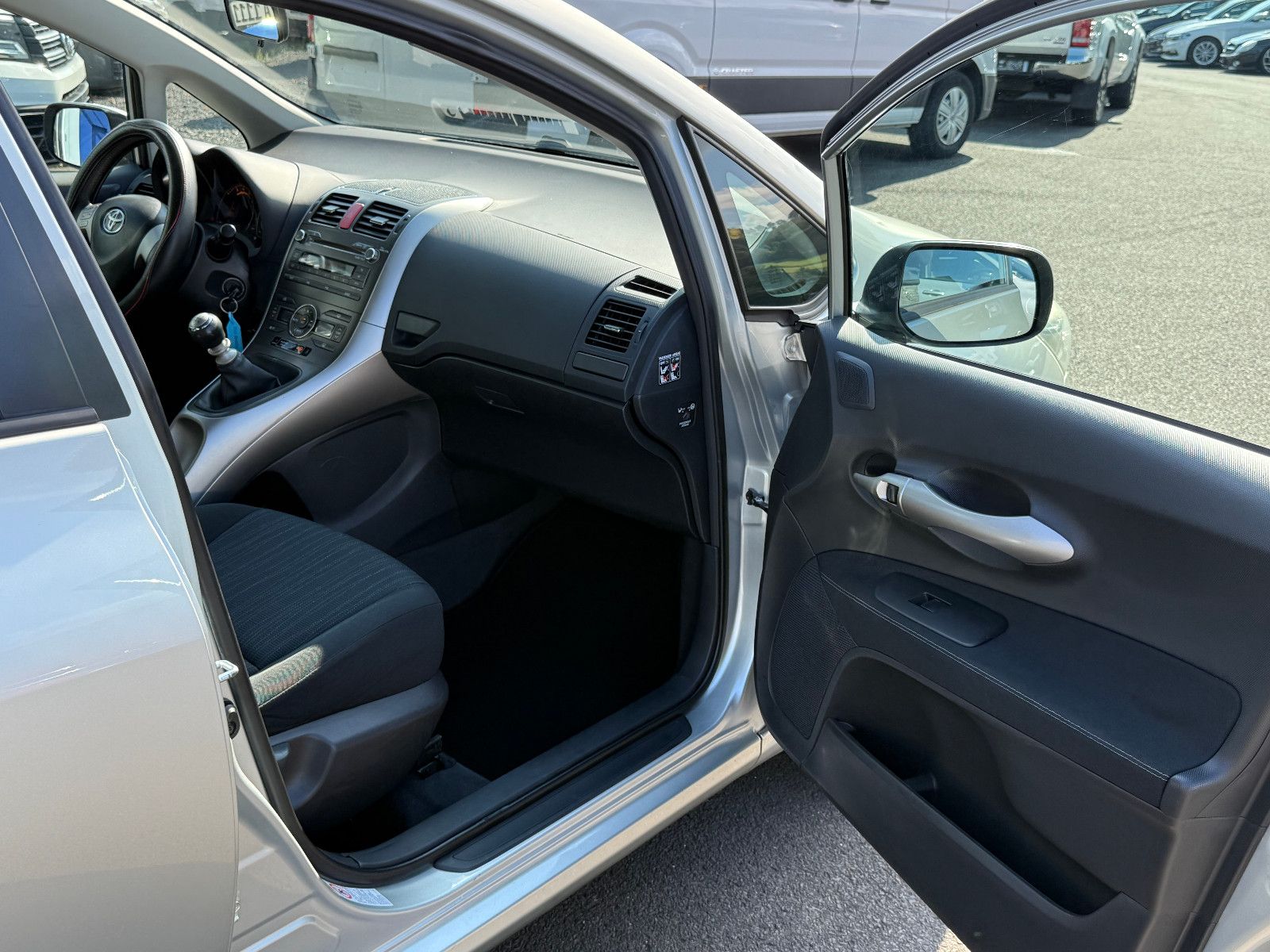 Fahrzeugabbildung Toyota Auris Life Klimaautomatik 2-Hand