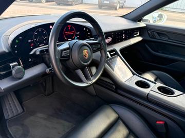 صورة 8 لـ 2020 Porsche TAYCAN