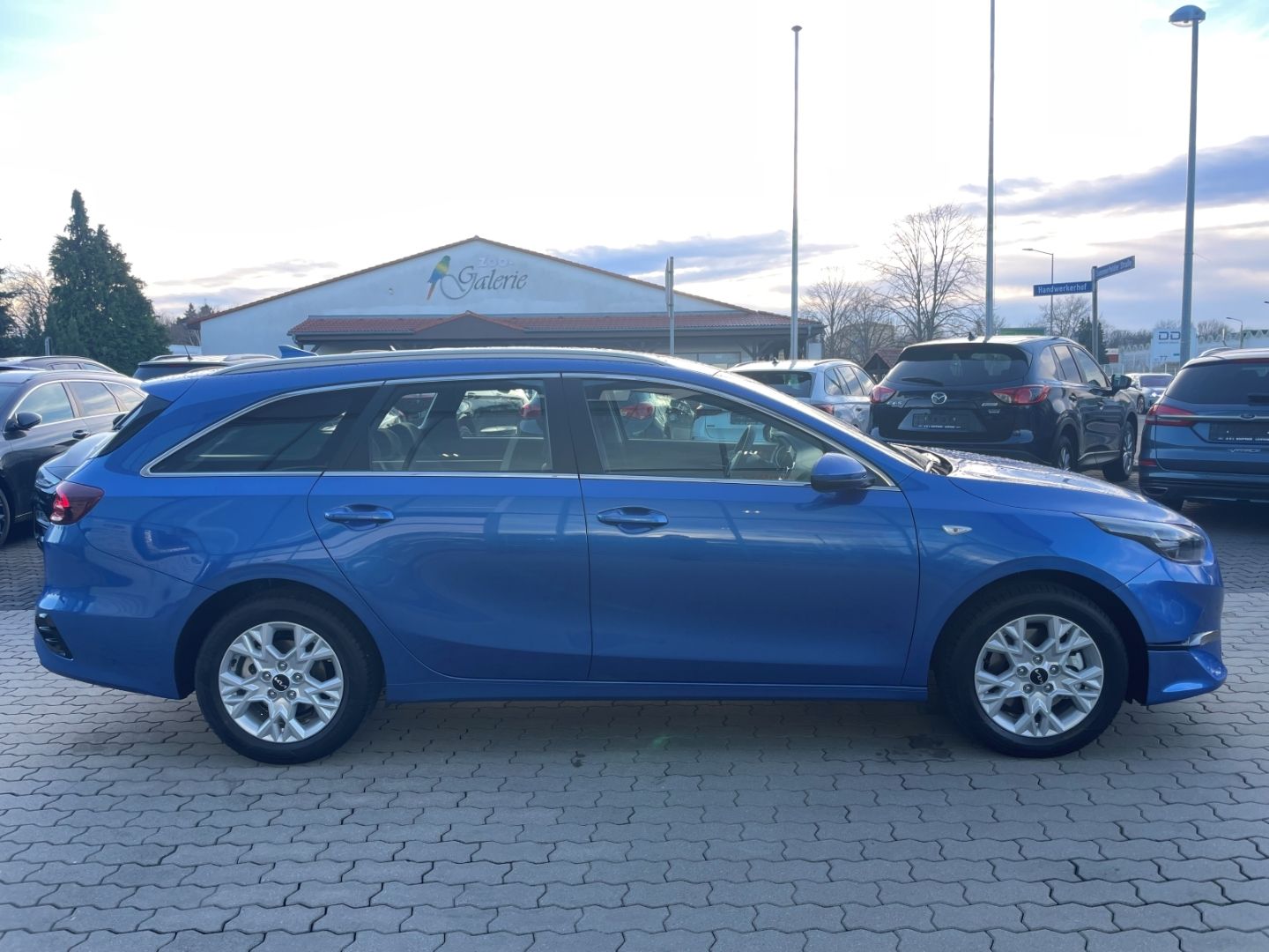 Fahrzeugabbildung Kia Ceed_sw Vision Kamera PDC VerkehrszeichERK