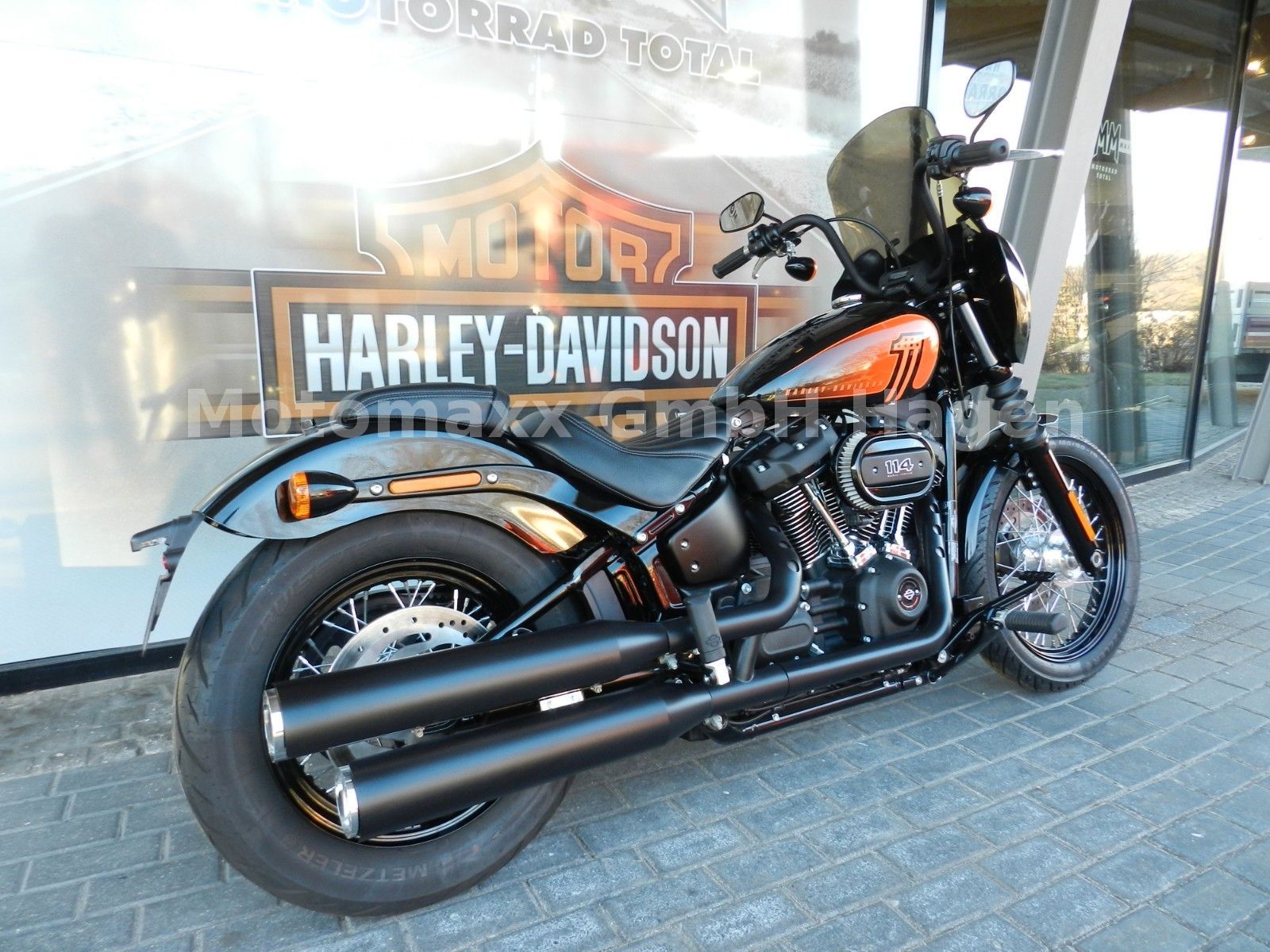 Fahrzeugabbildung Harley-Davidson Softail Street Bob Clubstyle, Vorverlegte Rasten