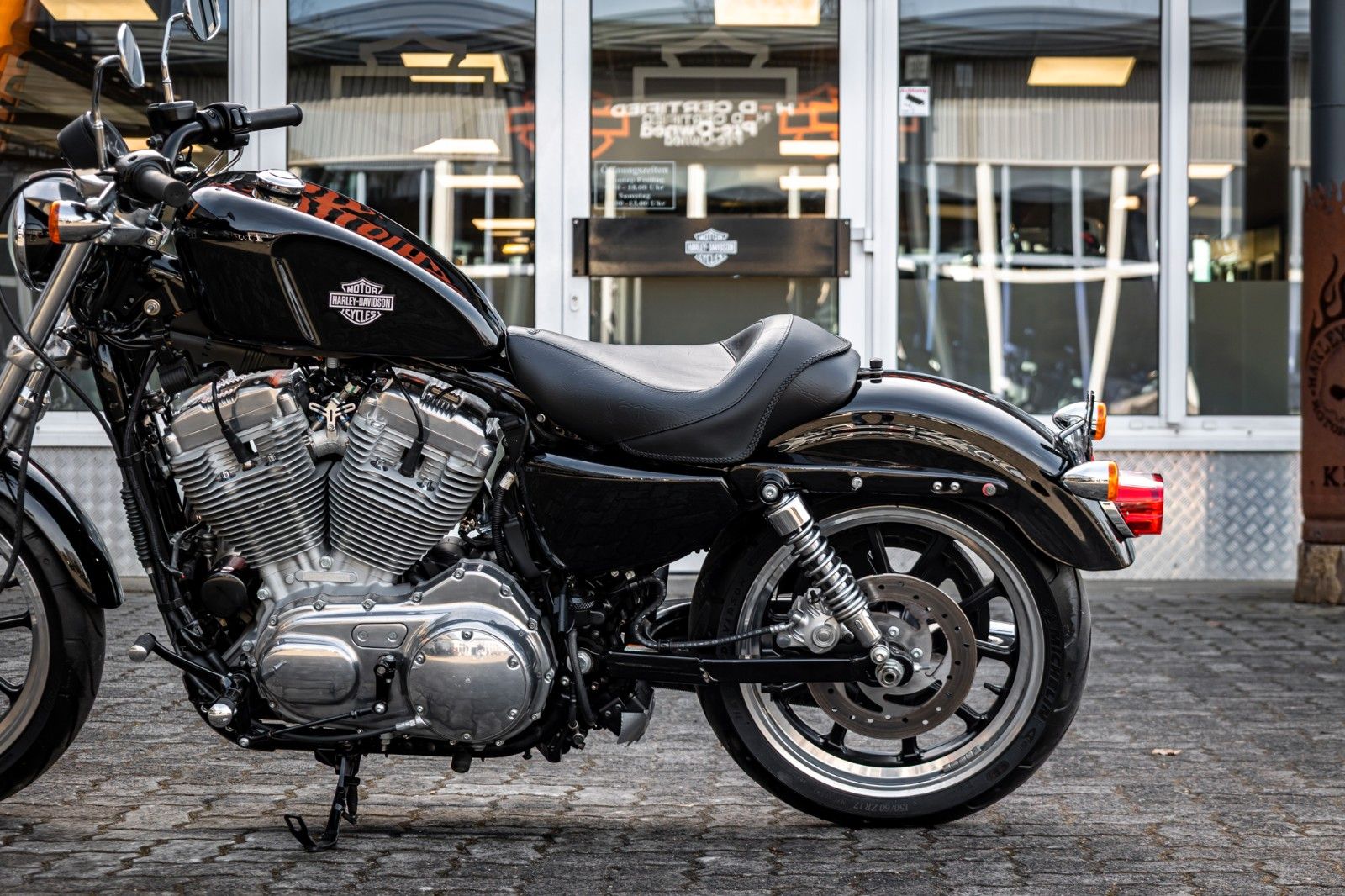 Fahrzeugabbildung Harley-Davidson XL883L SUPERLOW SPORTSTER - VIVID BLACK