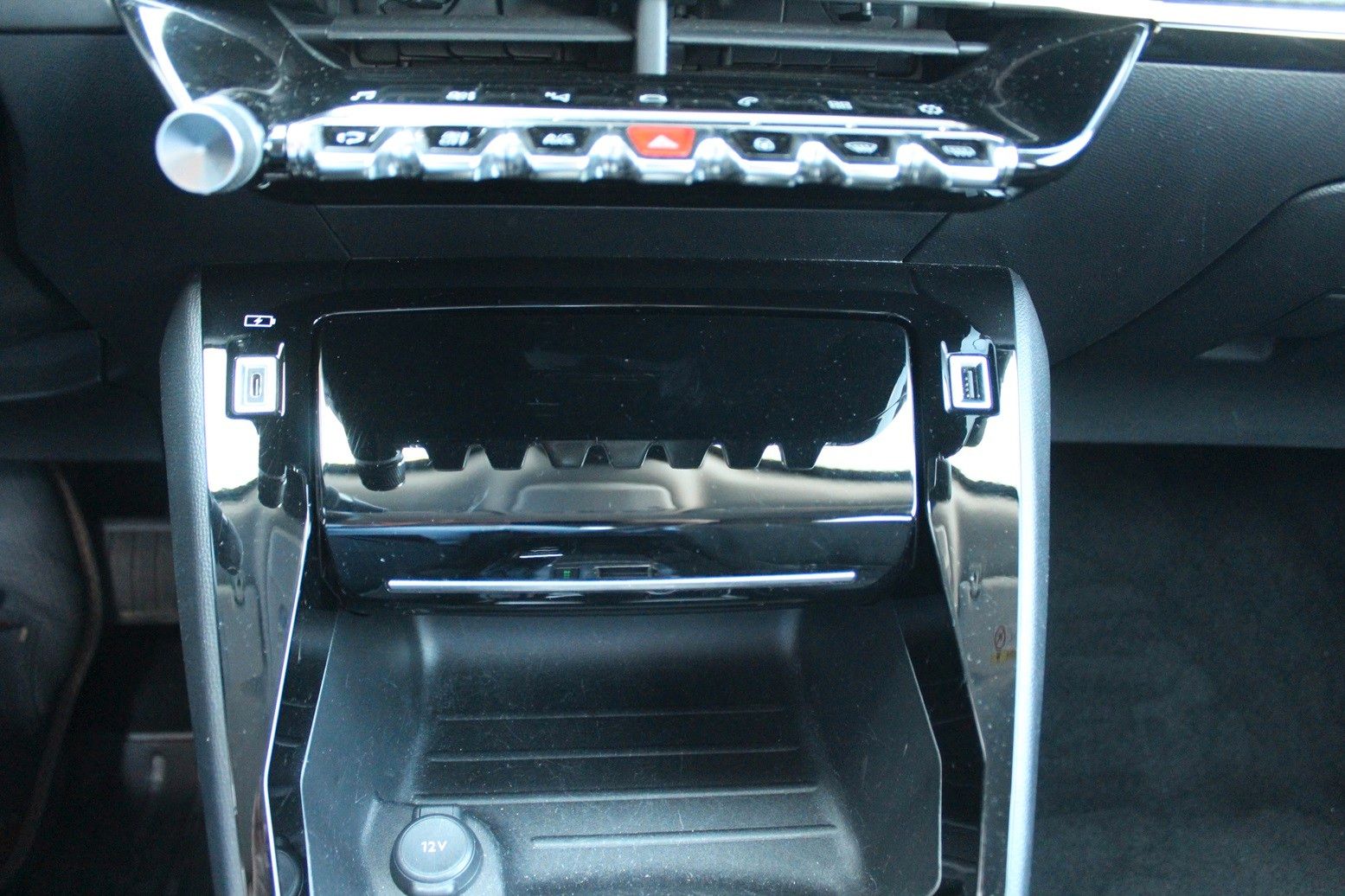 Fahrzeugabbildung Peugeot 2008 Allure Pack 1.2T NAVI/LED/PDC/180°CAM/DAB+