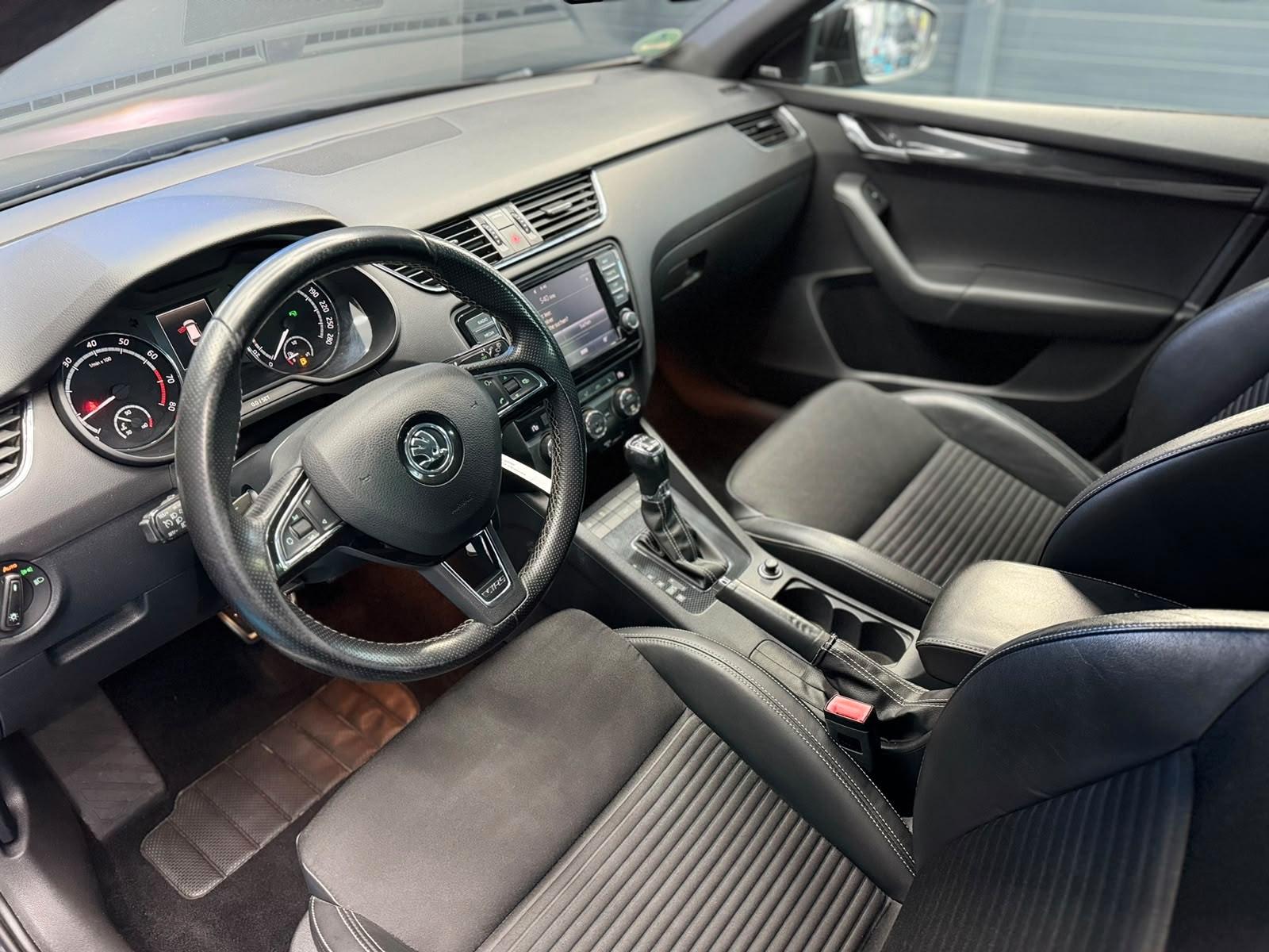 Skoda Octavia Combi RS 220 ch DSG • GPS • CarPlay • Canton • Bi-Xénon • Attelage • Hayon électrique