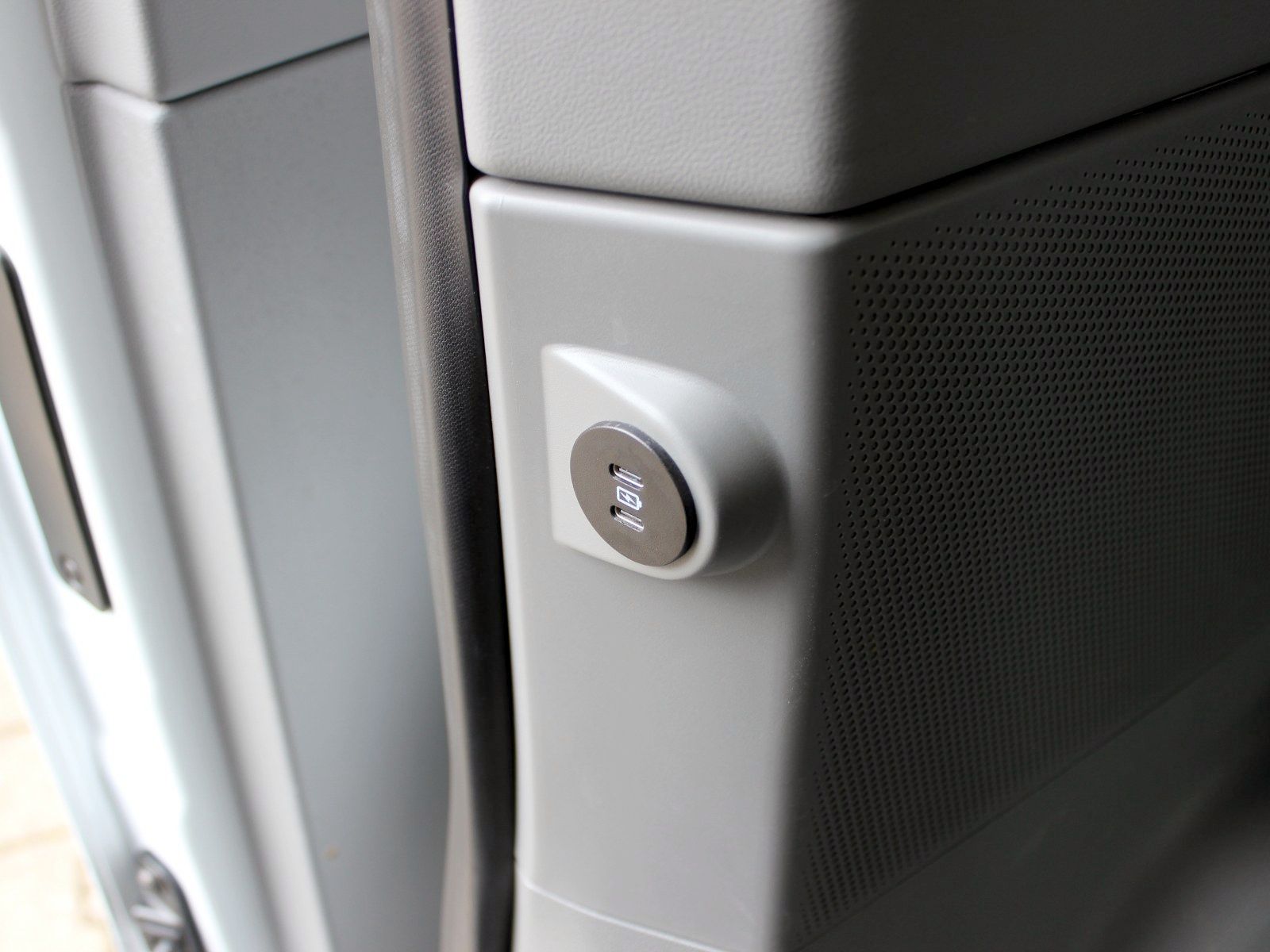 Fahrzeugabbildung Ford Tourneo Custom Plug-in Hybrid 340 L1 Titanium