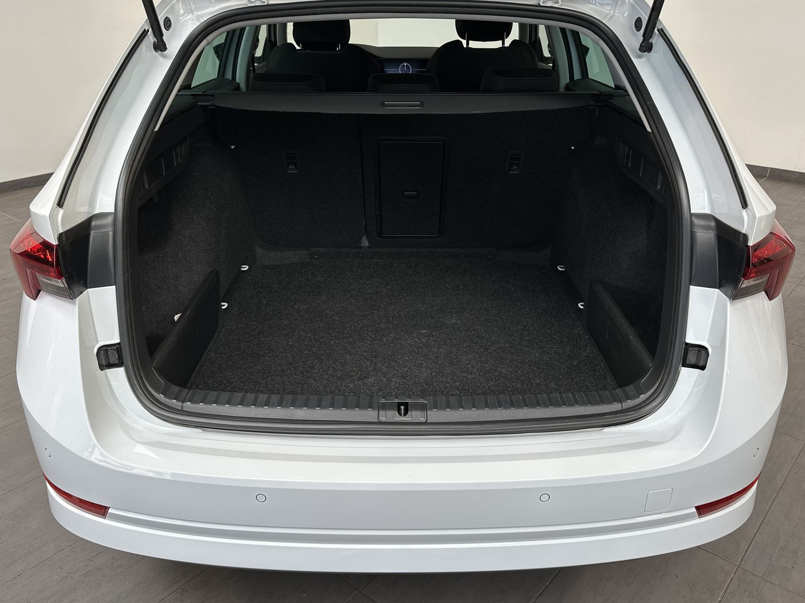 Fahrzeugabbildung SKODA Octavia Combi 2.0 TDI DSG Ambition NAV+LED+ACC