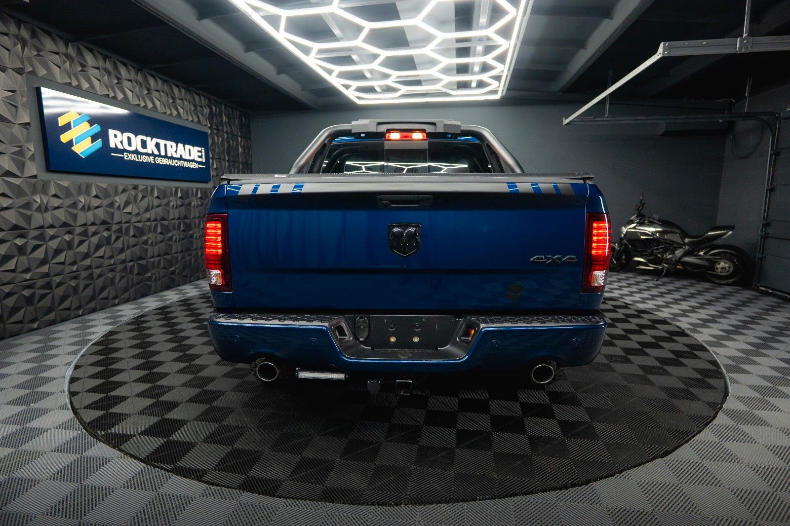 Fahrzeugabbildung Dodge RAM 5.7 V8 HEMI 4x4 OFFROAD Night Edition *19%*