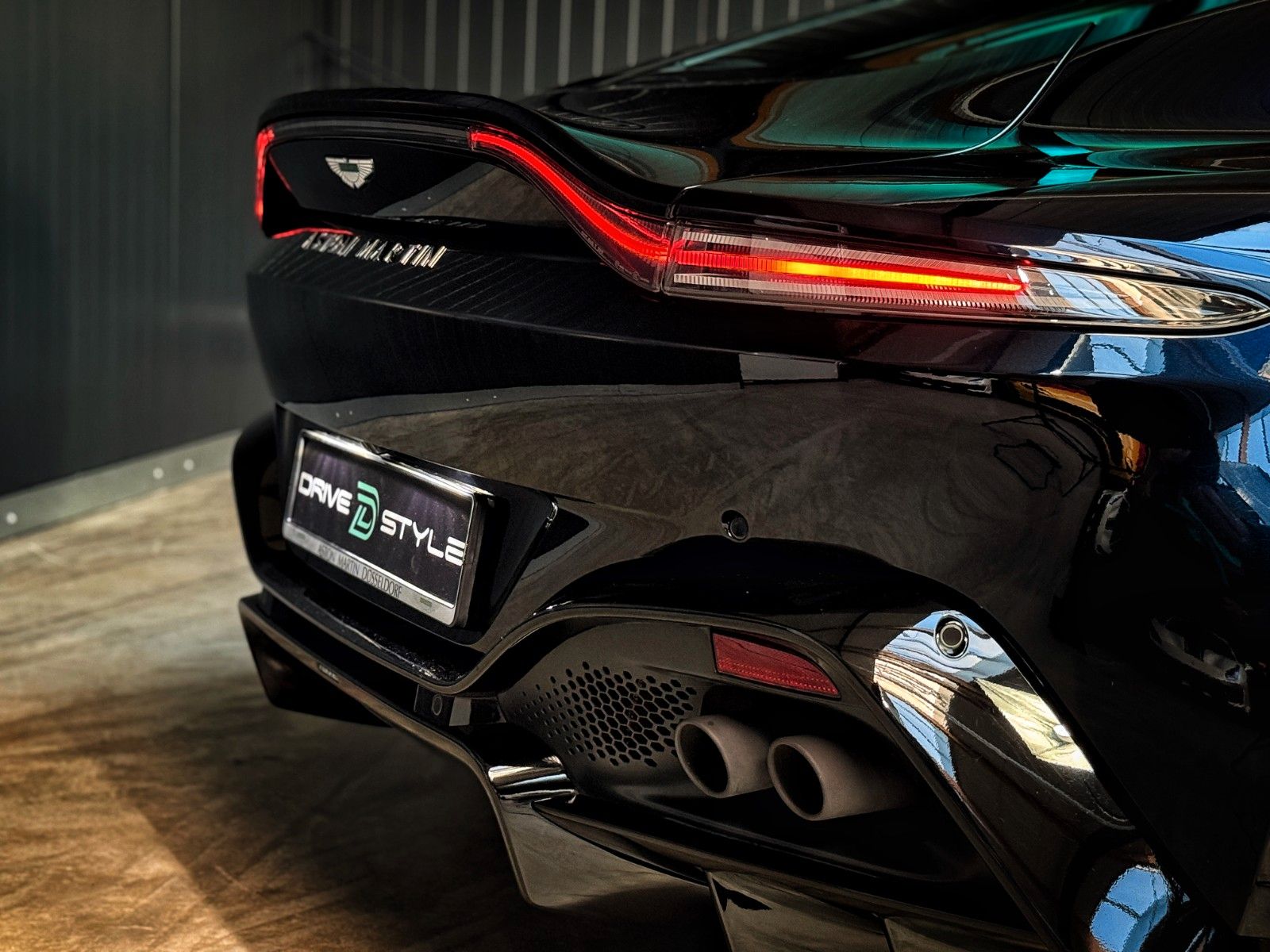Fahrzeugabbildung Aston Martin V8 Vantage