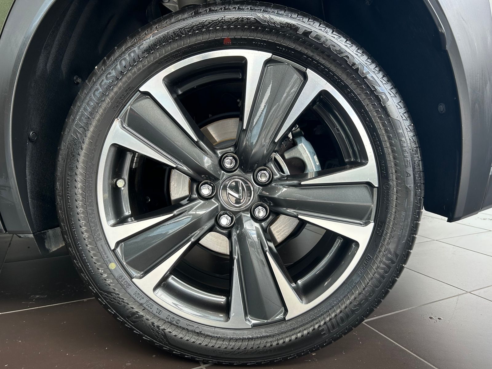Fahrzeugabbildung Lexus UX 250 h Luxury PANO 360°
