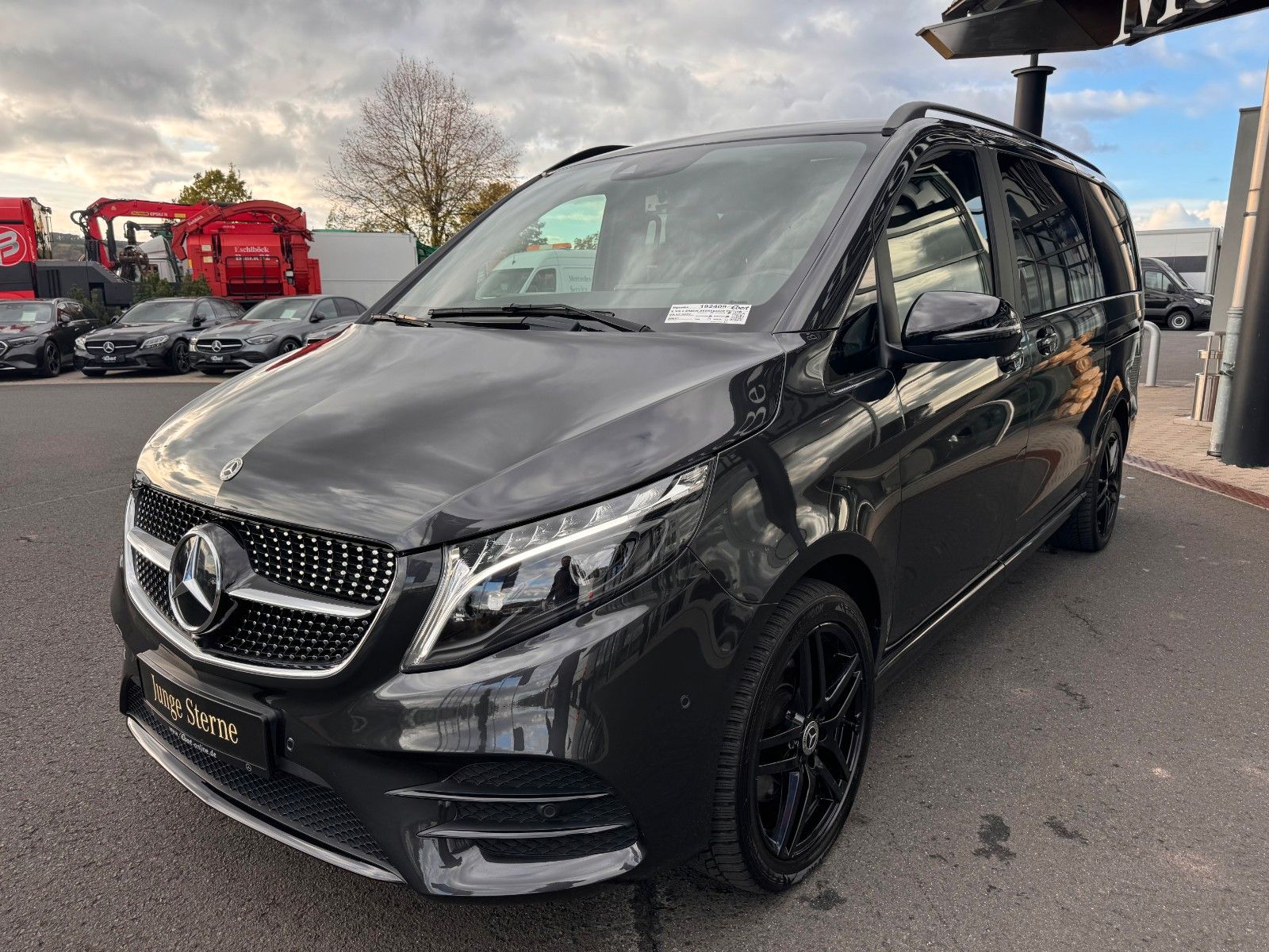 Fahrzeugabbildung Mercedes-Benz V 300 d 4MATIC AVA ED AMG DISTR Stdh AHK2,5 PANO