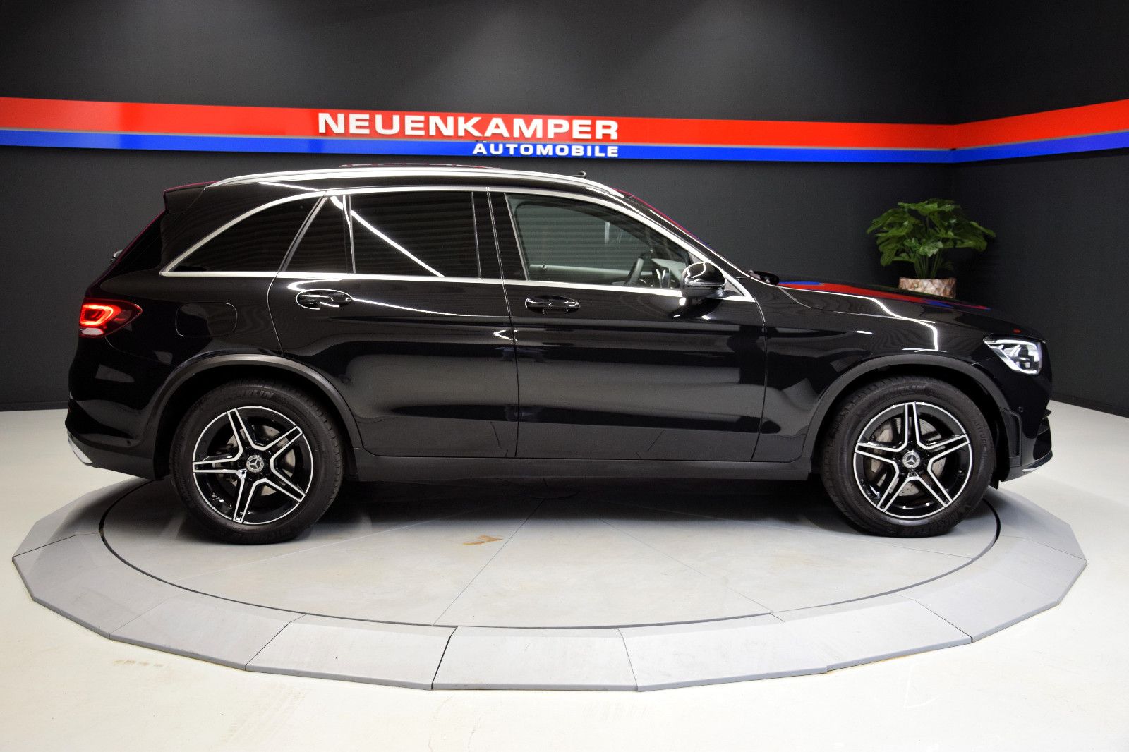 Fahrzeugabbildung Mercedes-Benz GLC 200 4Matic AMG Pano Kamera LED Tempomat