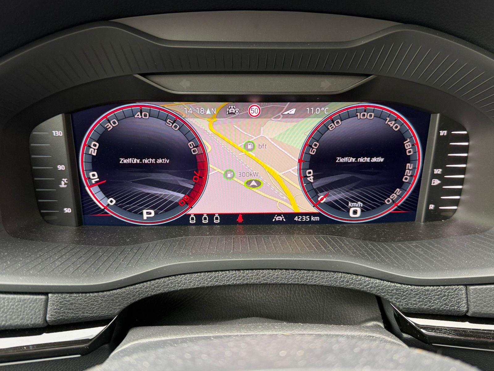 Fahrzeugabbildung SKODA Karoq Sportline 1.5 TSI DSG AHK Navi