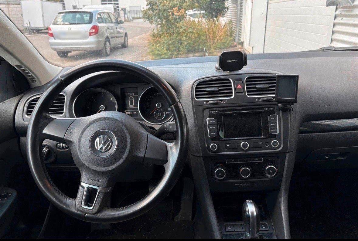Volkswagen Golf 2011 — rear view