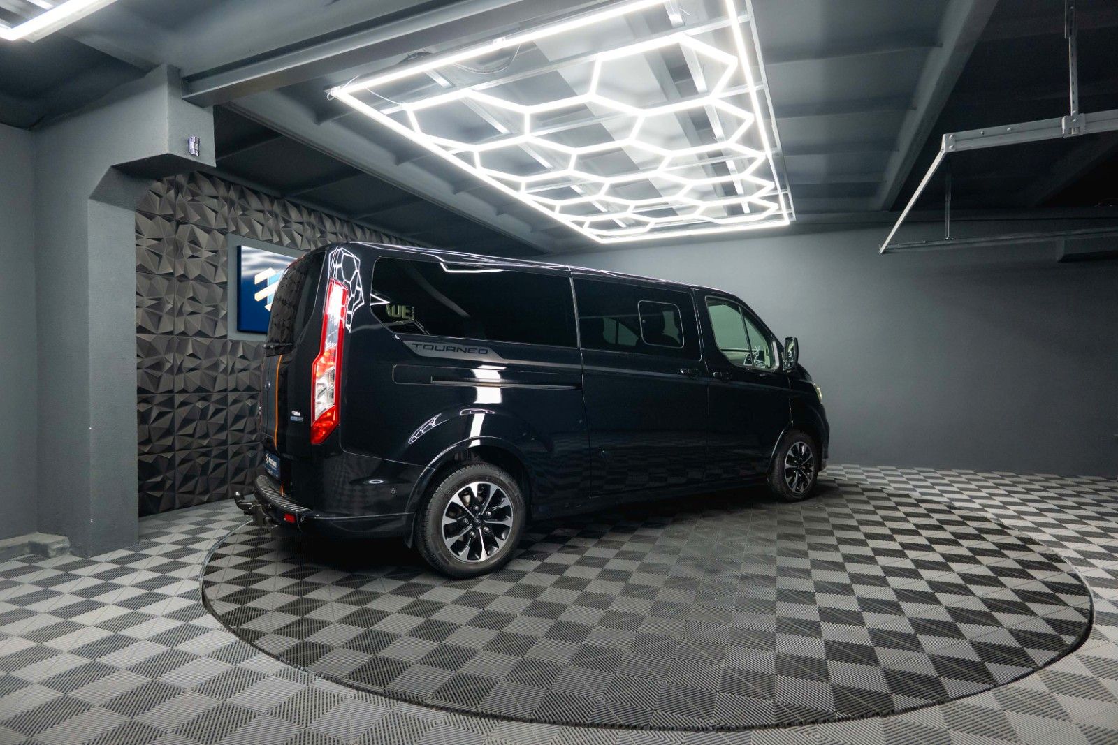 Fahrzeugabbildung Ford Tourneo Custom 320 L2 Sport | 8Sitze | ACC | LED