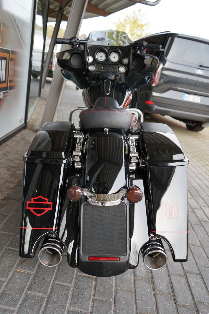 Fahrzeugabbildung Harley-Davidson Street Glide Bagger FLHX mit viel Zubehör