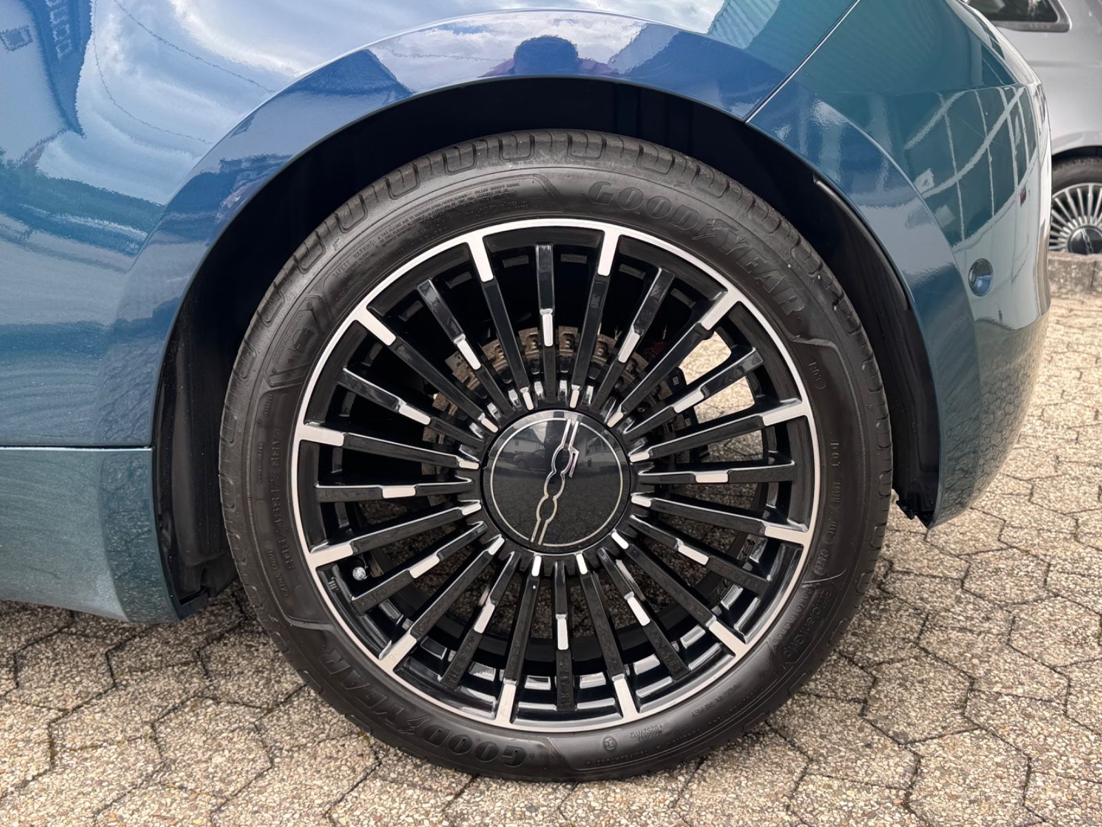 Fahrzeugabbildung Fiat 500 e La Prima/Leder/LED/R-Cam/ACC/Navi/SHZ