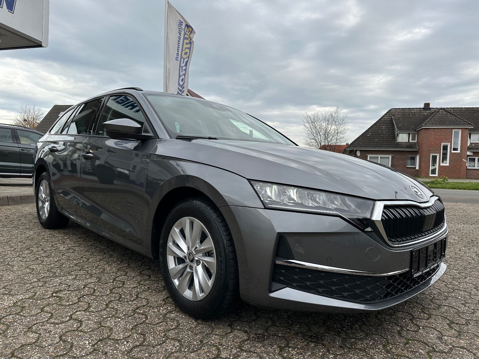 Fahrzeugabbildung SKODA Octavia Combi 2.0 TDI Selection DSG Navi/AHK/ACC