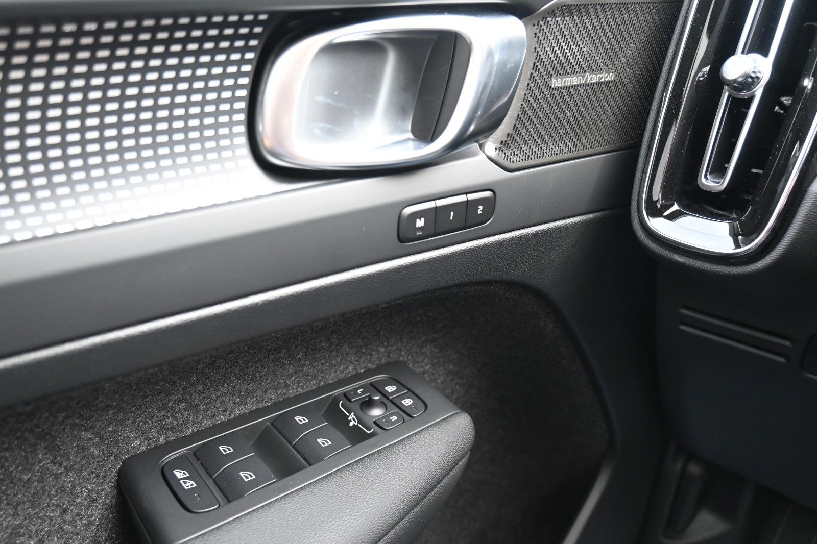 Fahrzeugabbildung Volvo XC40 B4 Black Ultra Dark*FSHZG*PANO*360°*ACC