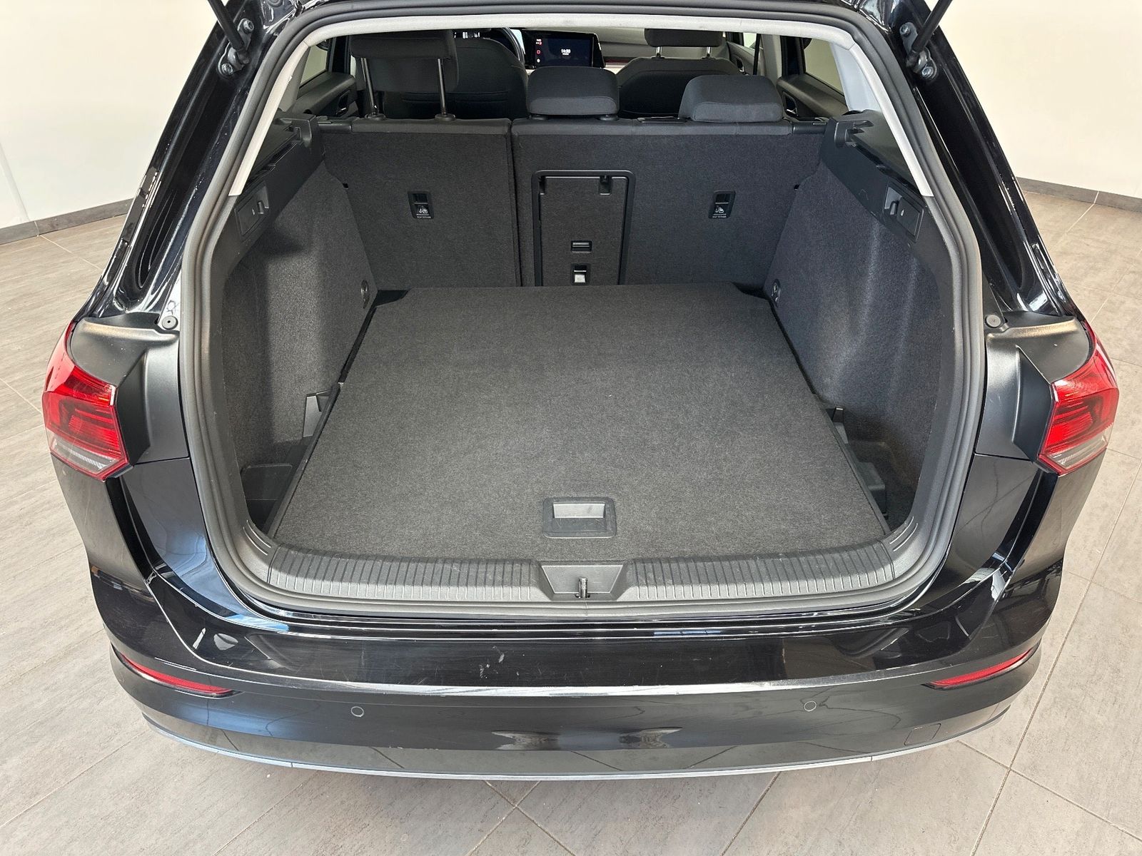 Fahrzeugabbildung Volkswagen Golf Variant 1.5 eTSI DSG Move NAV+LED+GJR+KAM