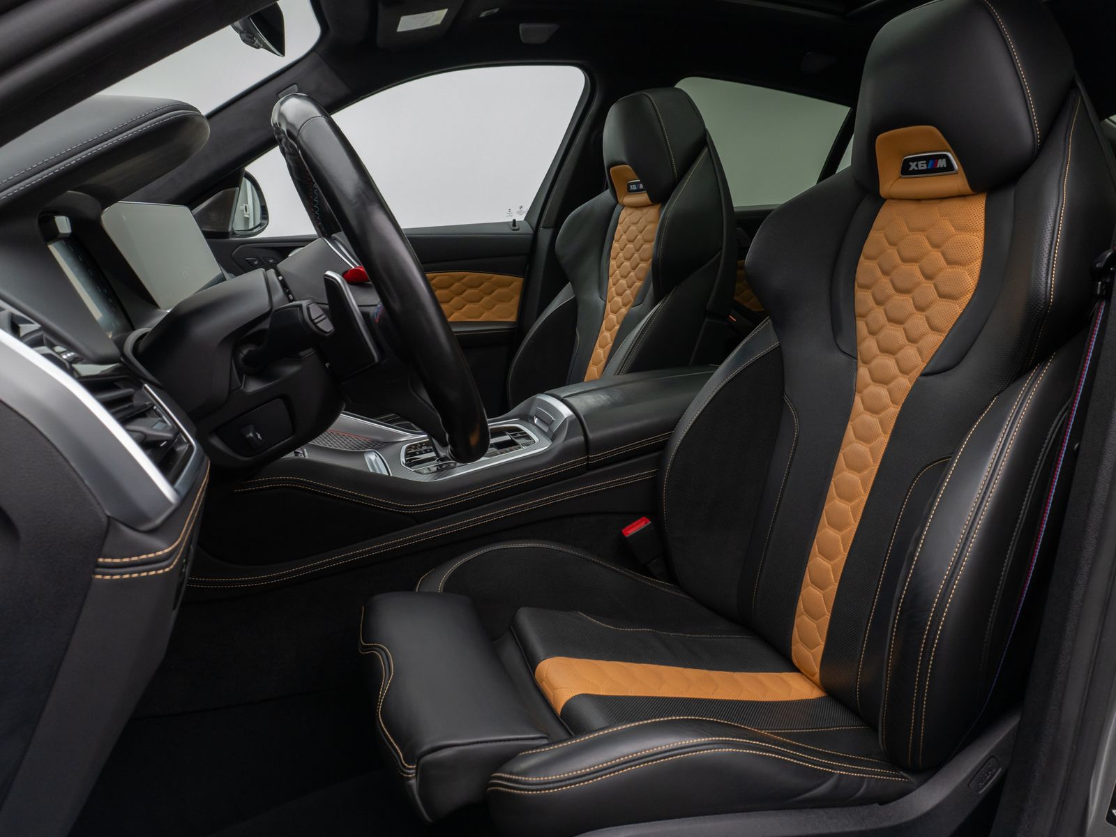 Fahrzeugabbildung BMW X6 M Panorama 360°Laser B&W Massage SoftCl AHK
