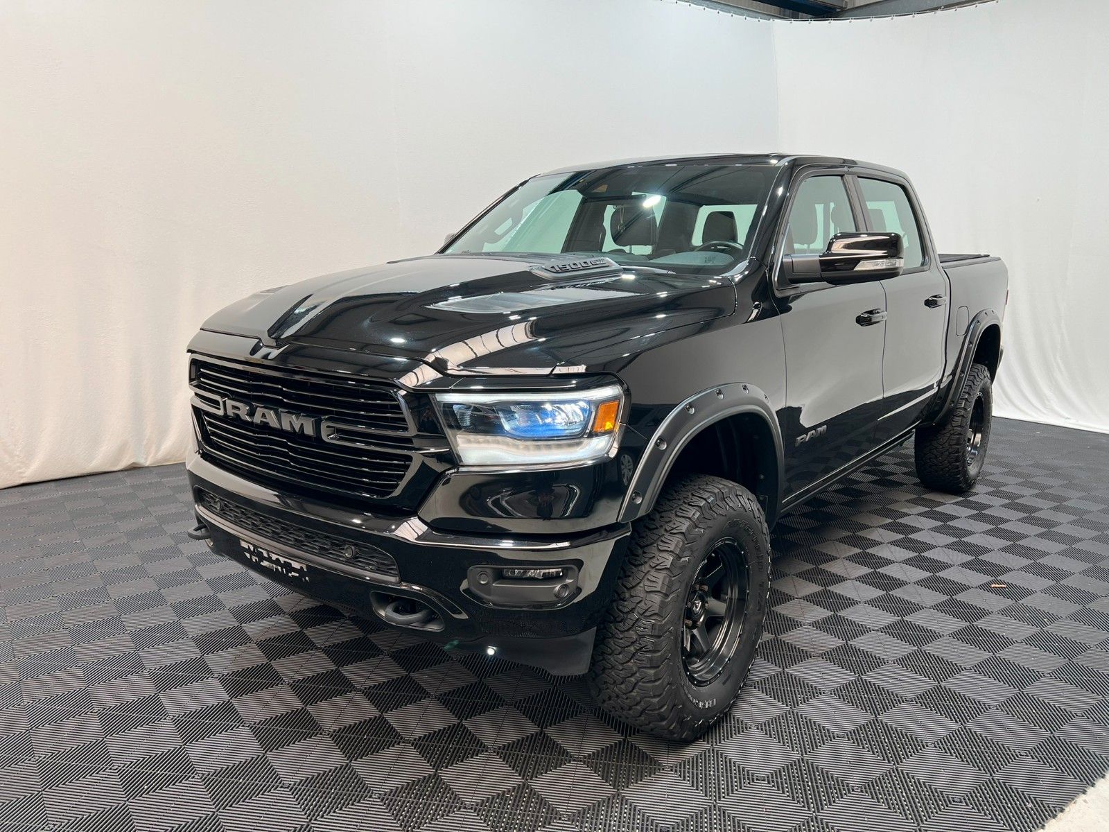 Fahrzeugabbildung Dodge RAM 1500 Laramie Night Crew Cab 4x4 *RTR Umbau*