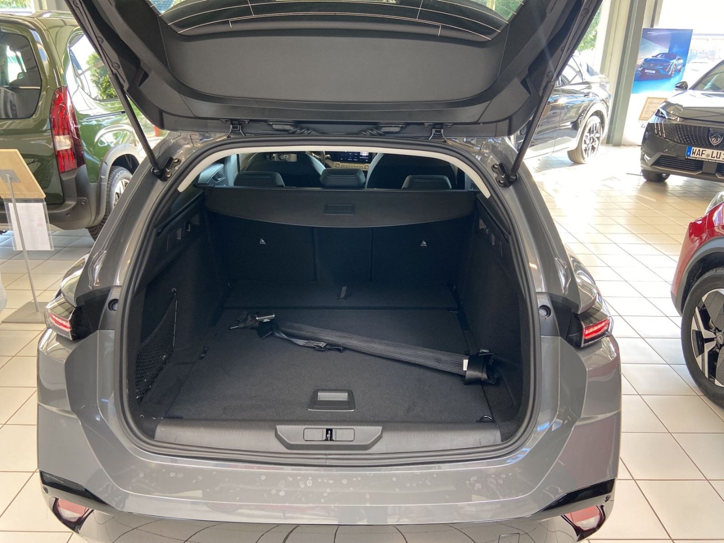 Fahrzeugabbildung Peugeot 308 SW Allure BlueHDi 130 EAT8 ACC SHZ CarPlay