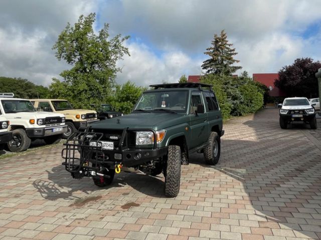 Toyota Land Cruiser GRJ71 Tom's Jagdcruiser