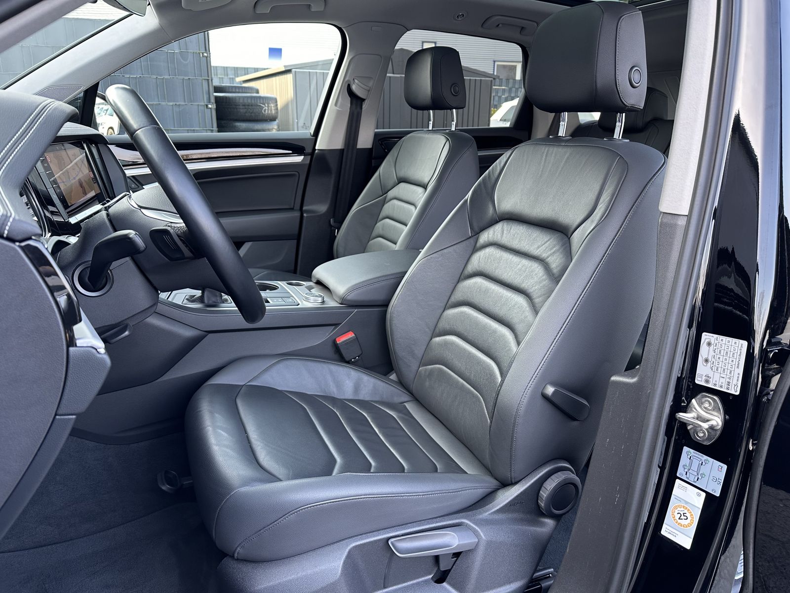 Fahrzeugabbildung Volkswagen Touareg 3.0 TDI Elegance 4Motion NAV+LED+PANO+PP
