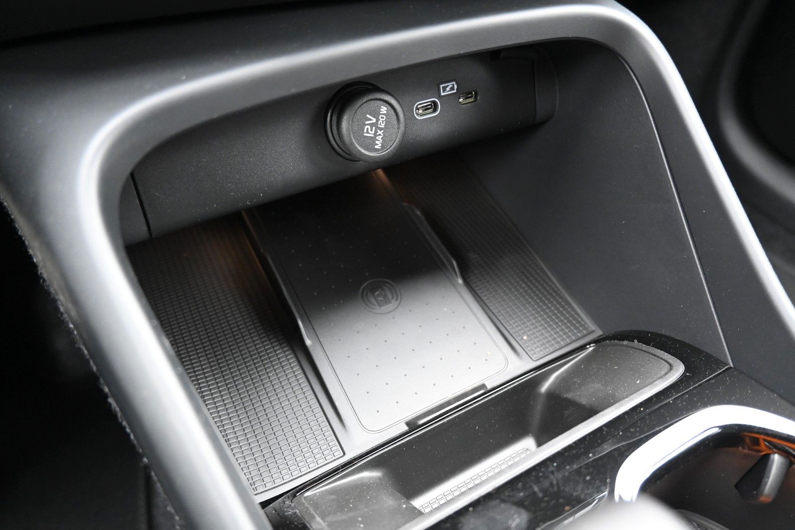 Fahrzeugabbildung Volvo XC40 B4 DKG Plus Black Edition*FSHZG*H&K*ACC*AHK