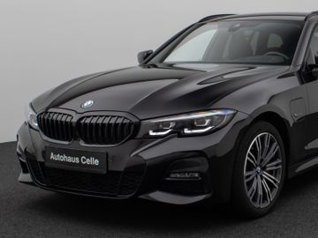 Fahrzeugabbildung BMW 330e M Sport Panorama Kamera HUD DAB HiFi Komfor