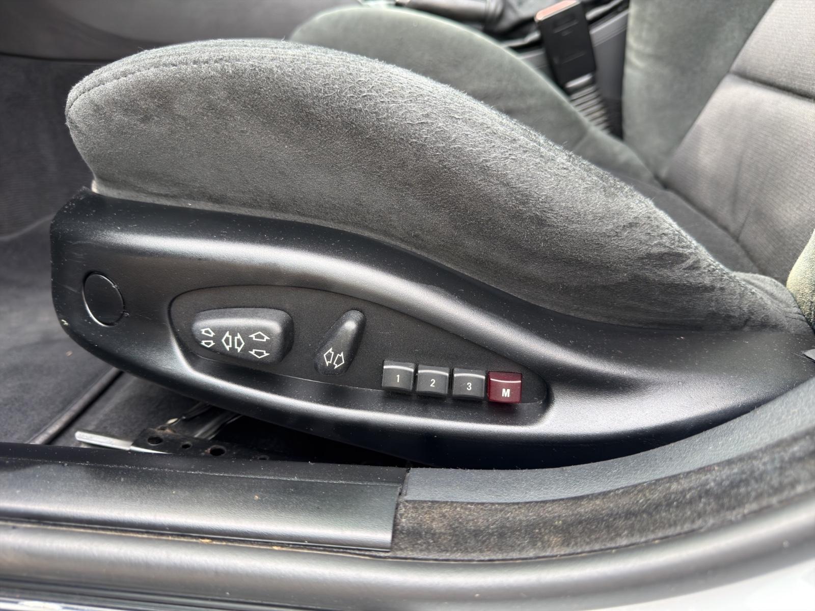 BMW 325 xi Touring E46 2.5i 192 ch 4x4 – Pack M – boîte manuelle – Alcantara – sièges chauffants & à mémoire – toit ouvrant – attelage
