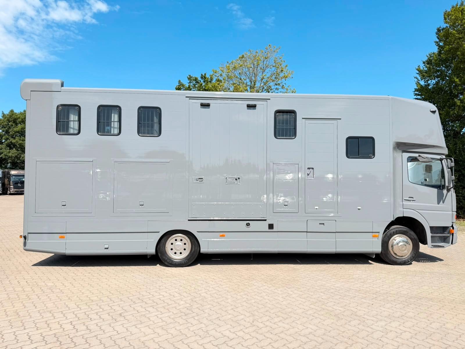 Mercedes-Benz ATEGO 1218  5  Pferde  Wohnung Dusche