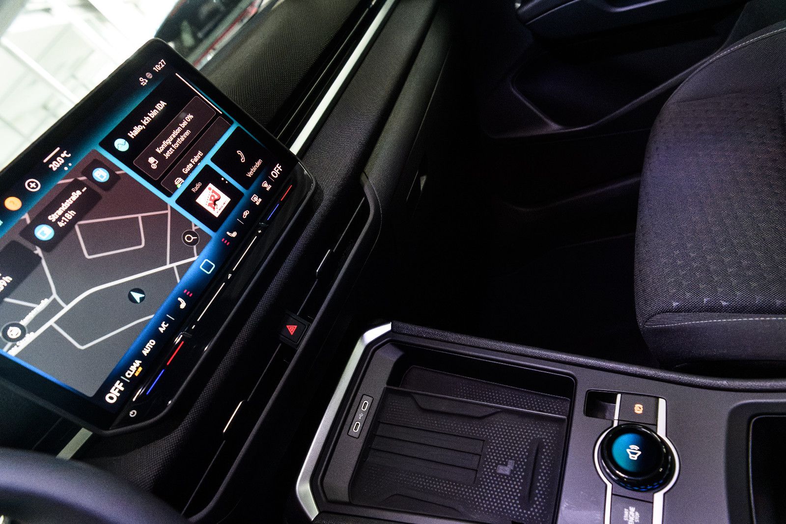 Fahrzeugabbildung Volkswagen T-Roc Life 1.5 eTSI DSG LED+NAVI+RFK+SHZ+ACC