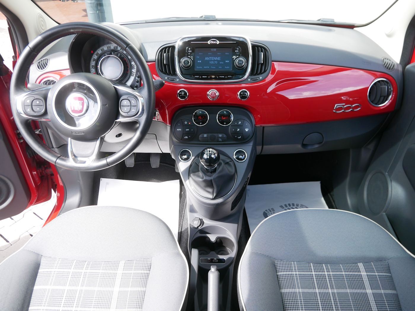 Fahrzeugabbildung Fiat 500 1.2 8V Lounge Panorama Sitzheiz PDC Klimaaut