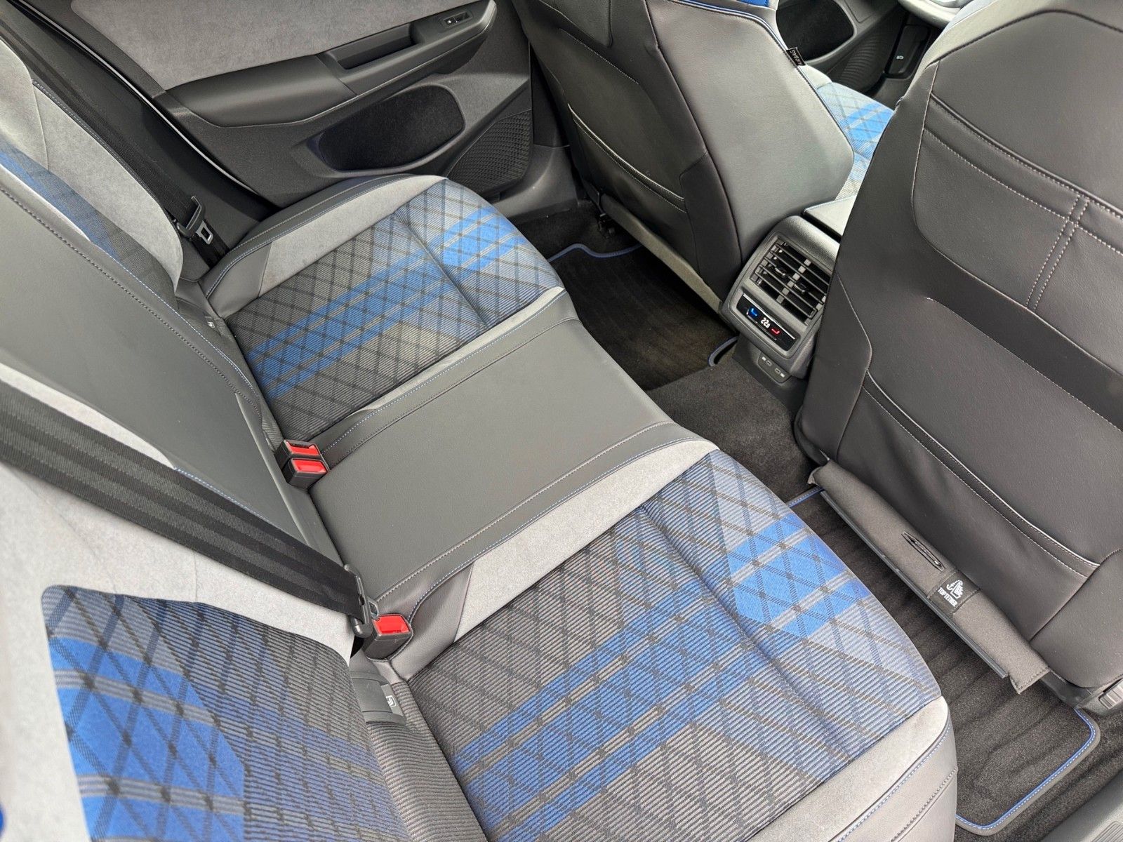 Fahrzeugabbildung Volkswagen Golf VIII Variant R 4Motion 2.0 TSI