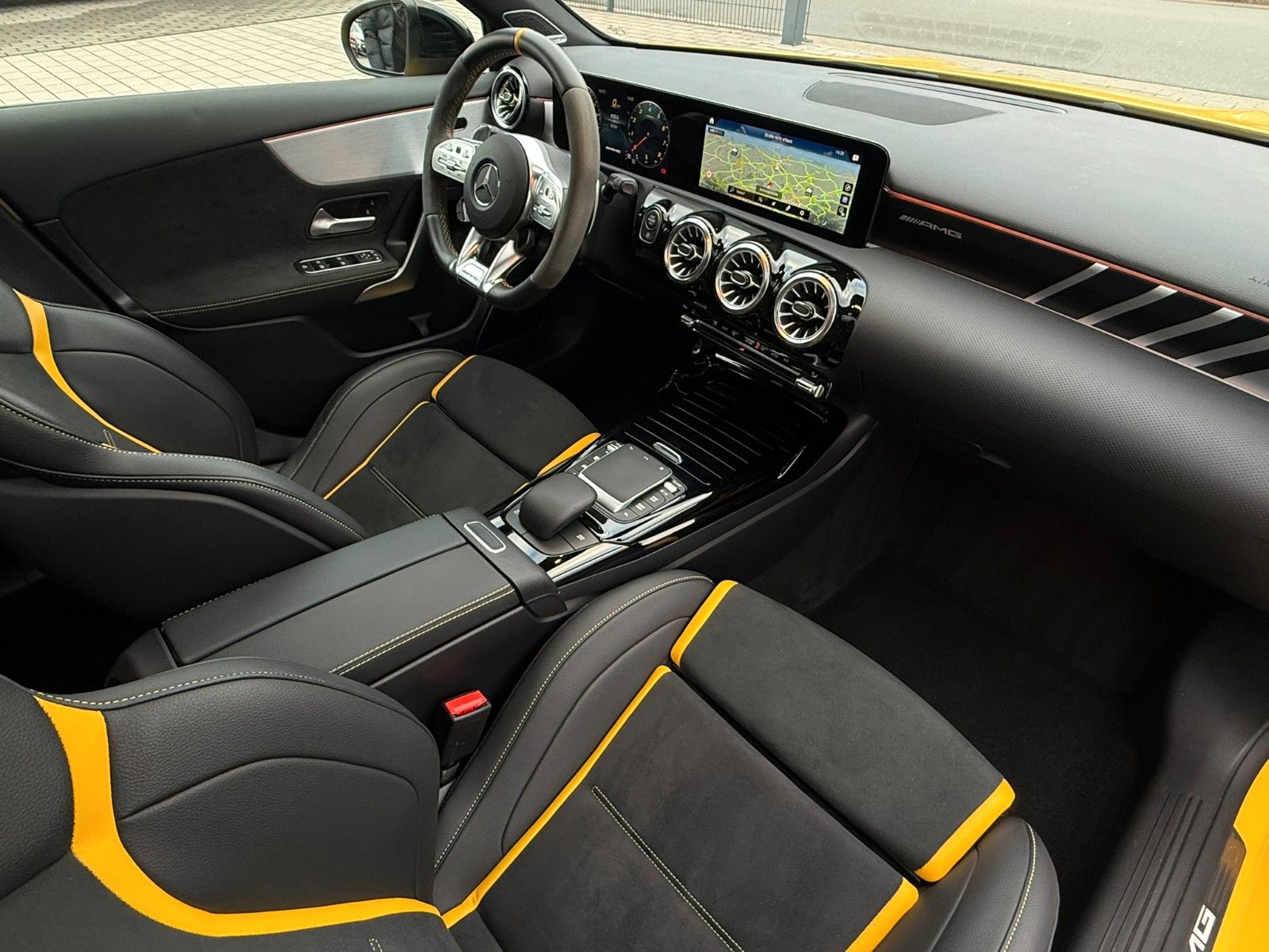 Fahrzeugabbildung Mercedes-Benz A 45 AMG Sonderausstattung: AMG Performance Sit