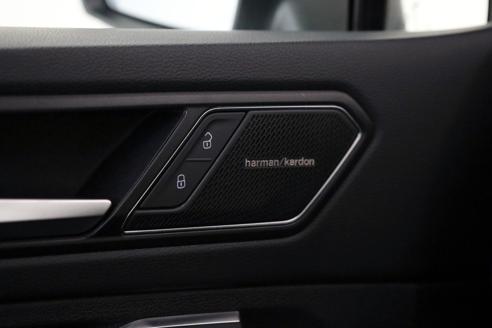 Fahrzeugabbildung Volkswagen Tiguan R 4M Leder,Navi,LED,PanDach,Harman/K,Memo