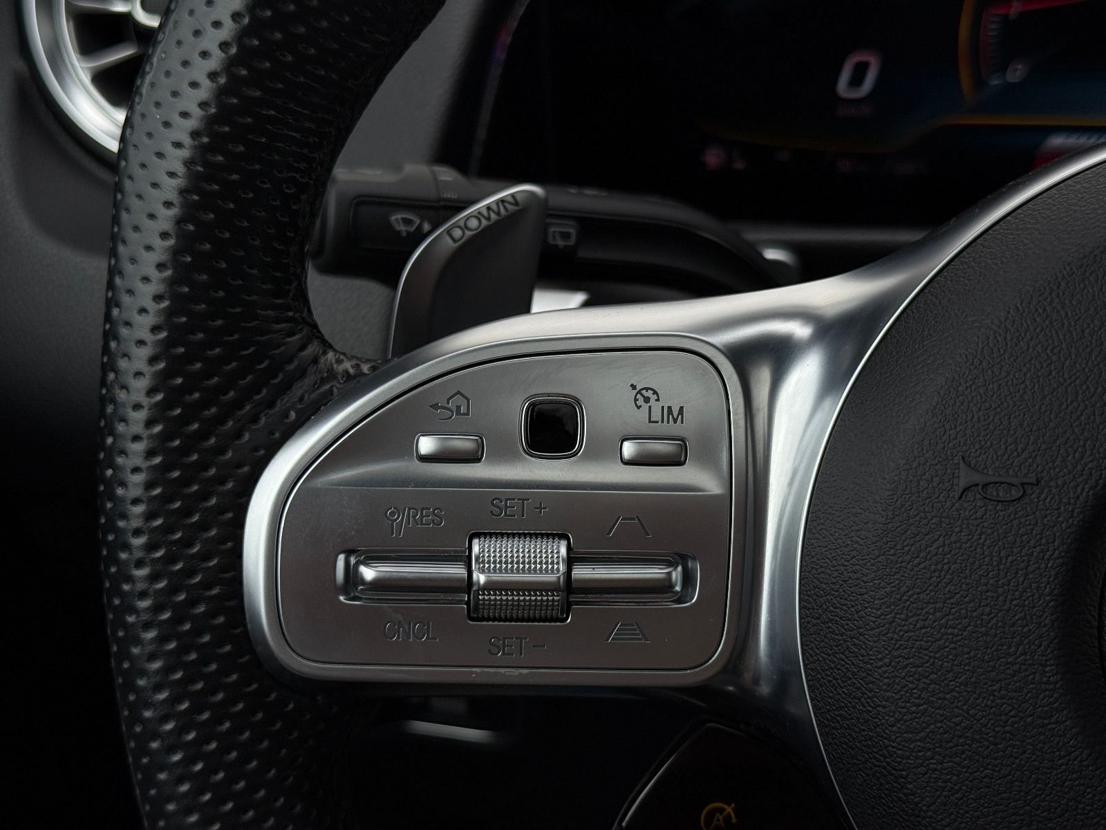 Fahrzeugabbildung Mercedes-Benz GLB 35 AMG 4Matic ACC Burmester 360°K Pano Night
